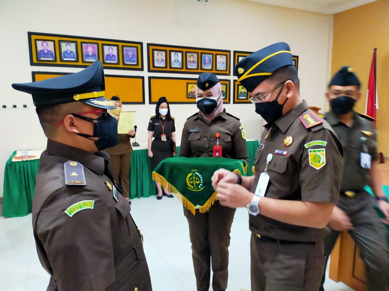 Kajari Kota Malang Zuhandi SH MH saat memimpin sertijab Eko Budisantoso SH sebagai Kasi Intel Kejari Kota Malang.(Biyan Mudzaky/Radar Malang)