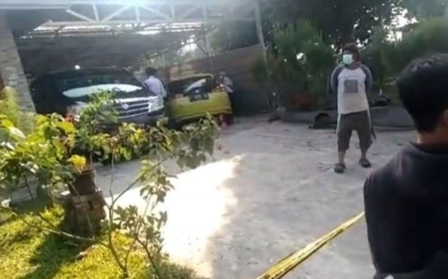 Lokasi penemuan dua jasad ibu dan anak di bagasi mobil di rumah korban di Kawasan Jalan Cagak, Kabupaten Subang, Jawa Barat, Rabu (18/8). (Instagram/@subangstory/Antara/ist)