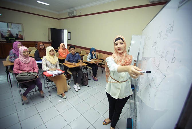 SINERGI: Sebanyak 30 guru besar (gubes) dari 21 Perguruan Tinggi Negeri Berbadan Hukum (PTNBH) di Indonesia berkumpul di Universitas Negeri Malang (UM) kemarin (26/1) guna membahas eksistensi kesenian kriya . Ilustrasi sekumpulan guru besar By Radar Malan