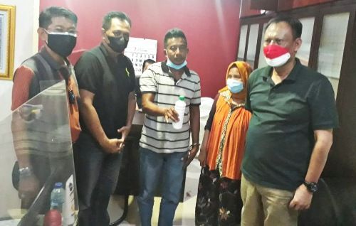 Tersangka menunjukkan BB botol berisi narkoba jenis SS yang dikirim dari Malaysia via Pelabuhan Semarang. (JawaPos.Com/ist)