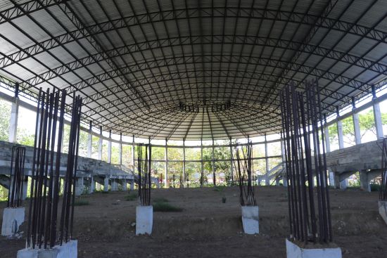 Kondisi proyek pembangunan GORb Kanjuruhan yang tersendat akibat anggaran dialihkan untuk penanganan Covid-19. (Darmono/Radar Malang)