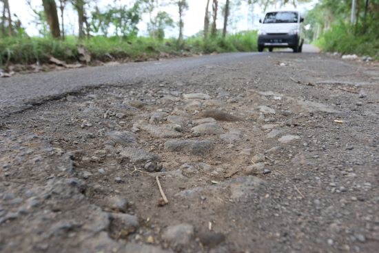 Kondisi ruas Jalan KH Malik Dalam di Kecamatan Kedungkandang, Kota Malang yang mulai rusak. (Darmono / Radar Malan)