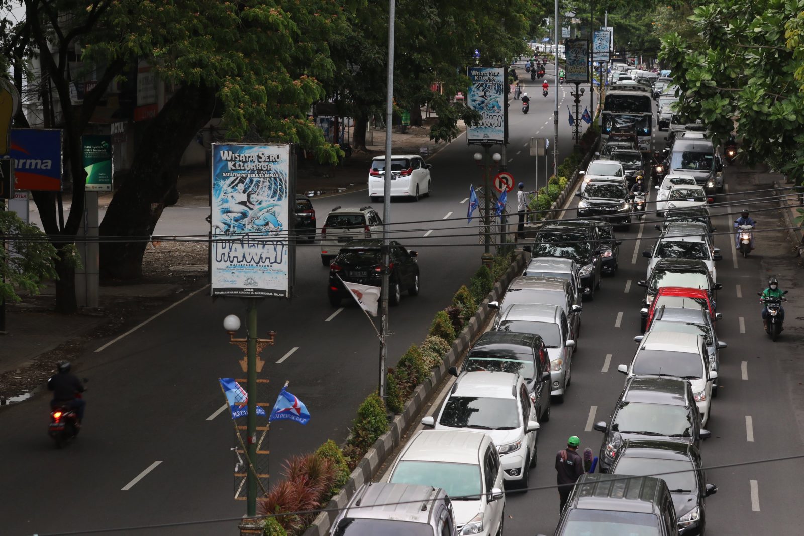 Antrean kendaraan yang hendak masuk ke Tol Malang-Pandaan kemarin (12/9) sudah tersaji mulai dari Jalan Ahmad Yani. (Darmono/Radar Malang)