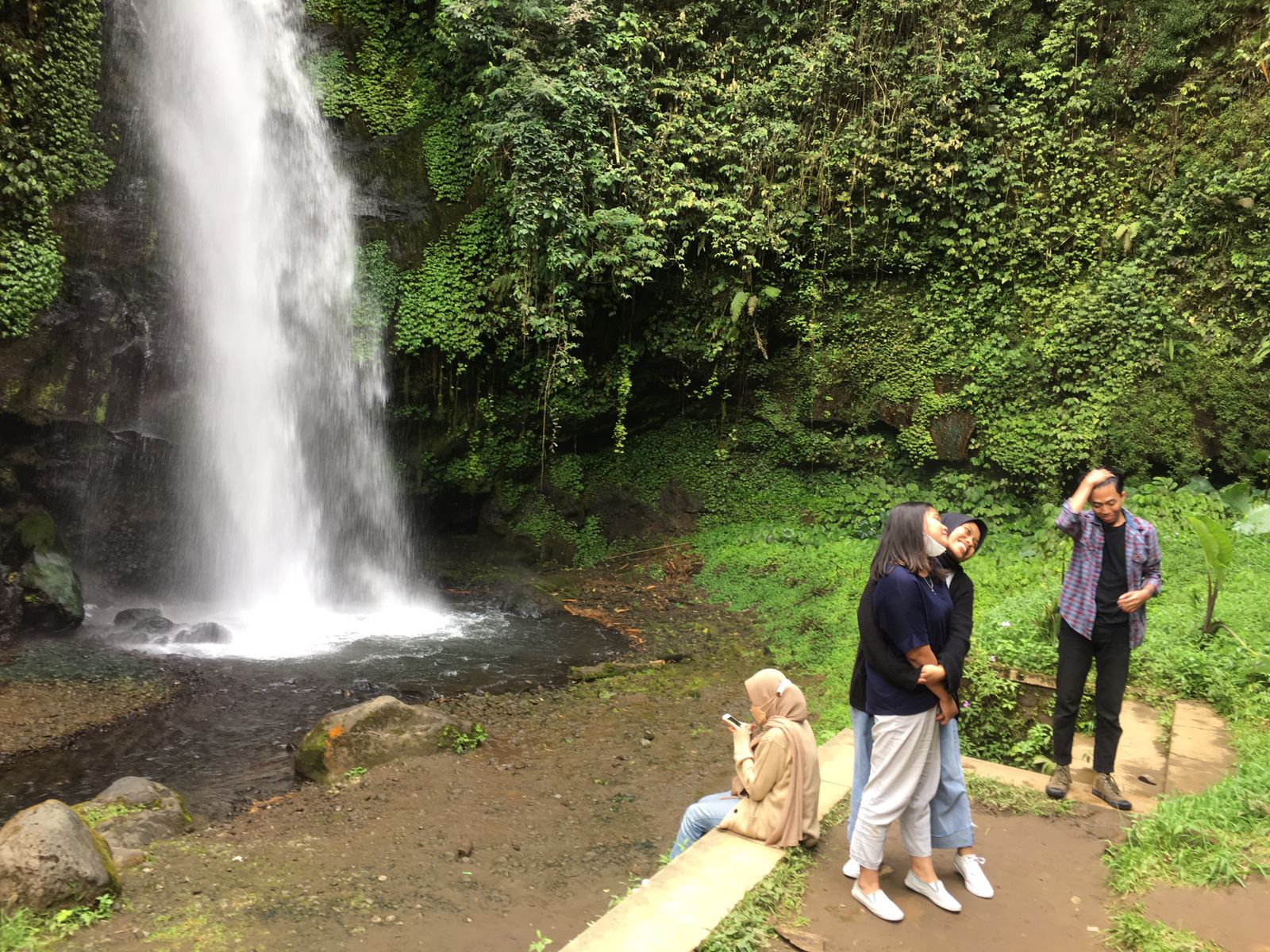 Pengunjung Coban Siuk di Desa Taji, Kecamatan Taji didominasi kalangan mahasiswa. (Ferdinand/Radar Malang)