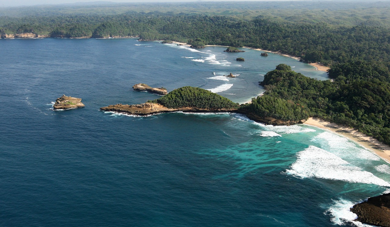 PPKM di Kabupaten Malang memang sudah turun level, namun destinasi wisata belum dibuka, termasuk Pantai Kondang Merak. (Dok Radar Malang)