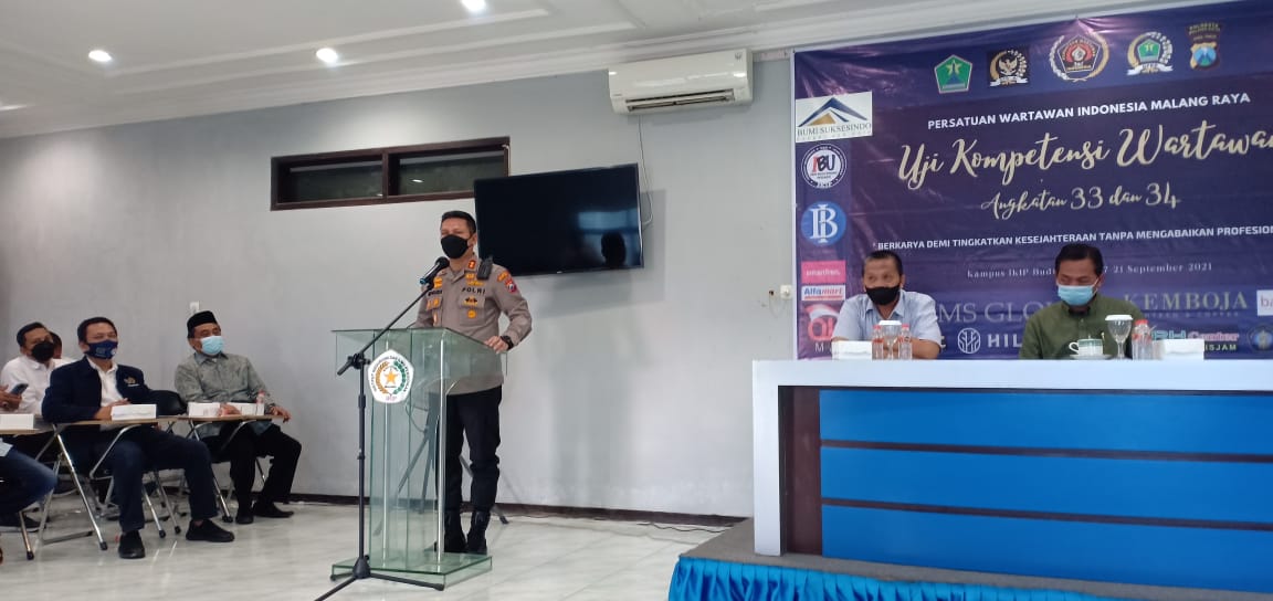 Kapolresta Malang Kota AKBP Budi Hermanto membuka UKW PWI Malang Raya di IKIP Budi Utomo, Sabtu (18/9). (Farik Fajarwati/Radar Malang)