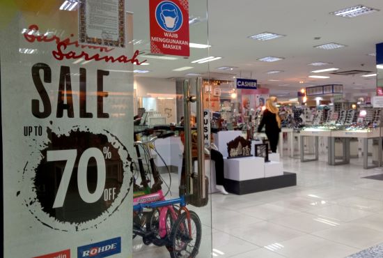Promo diskon besar-besaran disajikan di Sarinah Mal sejak awal bulan ini. Langkah itu masih belum mampu menaikkan jumlah pengunjung secara signifikan. (Darmono / Radar Malang)