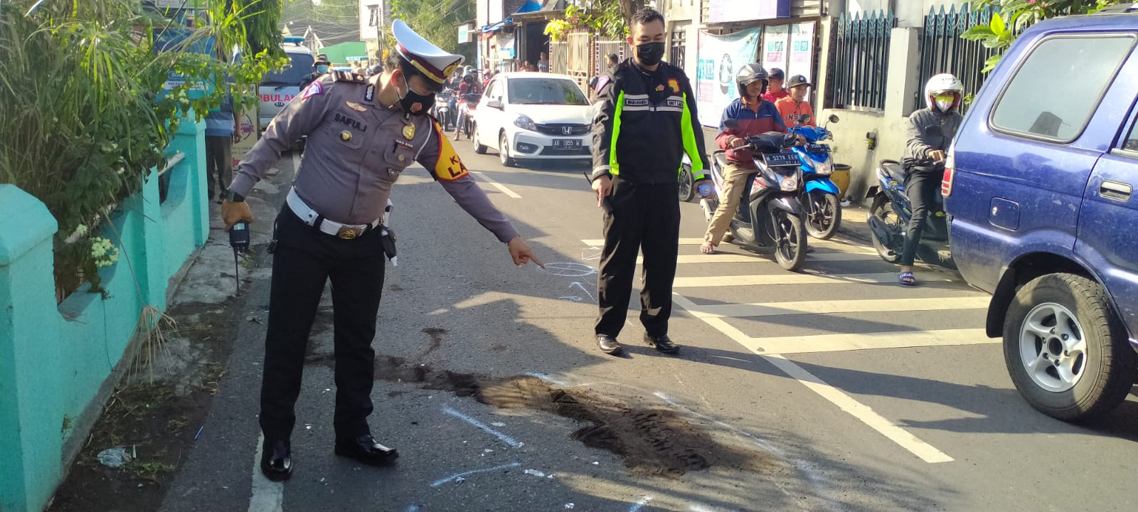 Kanit Laka Satlantas Polresta Malang Kota, Iptu Saiful Ilmi menunjukkan lokasi kecelakaan di Jalan Janti Barat yang menewaskan satu orang pengendara, Selasa (14/9). (ist)