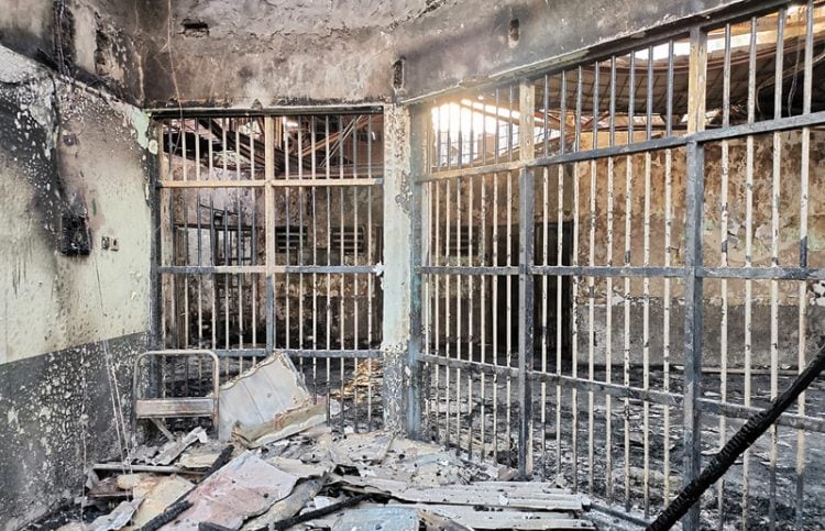 Foto rilisan Kemenkum HAM memperlihatkan kondisi di dalam lapas yang terbakar. Para napi tewas karena terkunci di sel masing-masing. (KEMENKUMHAM/AFP)