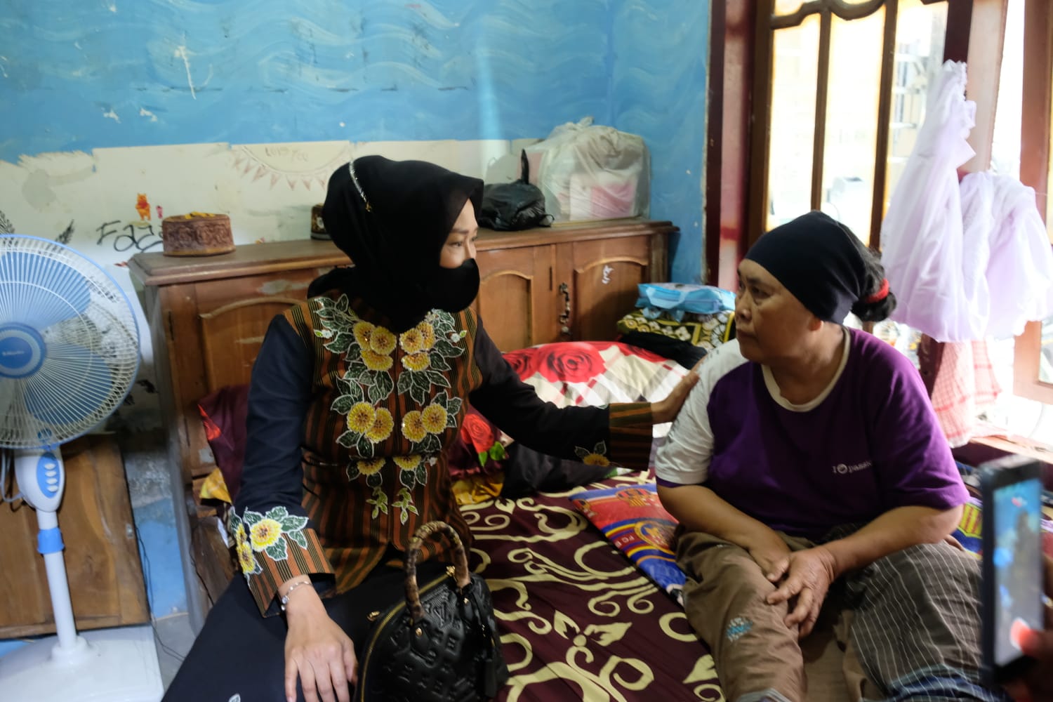 Ketua TP PKK Widayati berkunjung ke kediaman Herani Muharto di RT 05 RW 09 Kelurahan Kota Lama, Jumat (24/9). (ist)