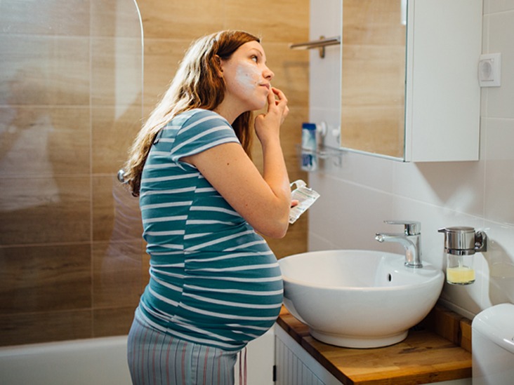 Penggunaan skincare memanglah baik untuk kulit dan penampilan, namun pada masa kehamilan, kandungan dalam skincare harus diperhatikan dengan teliti untuk keamanan buah hati. (healthline/ist)