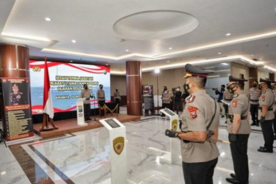 Kapolda Jatim Irjen Pol Nico Afinta saat memimpin prosesi serah terima jabatan pejabat utama dan kapolres baru di Mapolda Jatim di Surabaya, Senin (13/9). (Bidhumas Polda Jatim/ist)