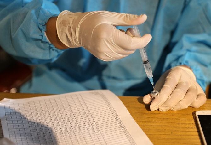 Positivity rate Covid-19 di Indonesia turun, upaya vaksinasi ditengarai menjadi penyebab munculnya herd immunity dalam jumlah besar. ((Dery Ridwansah/ JawaPos.com)