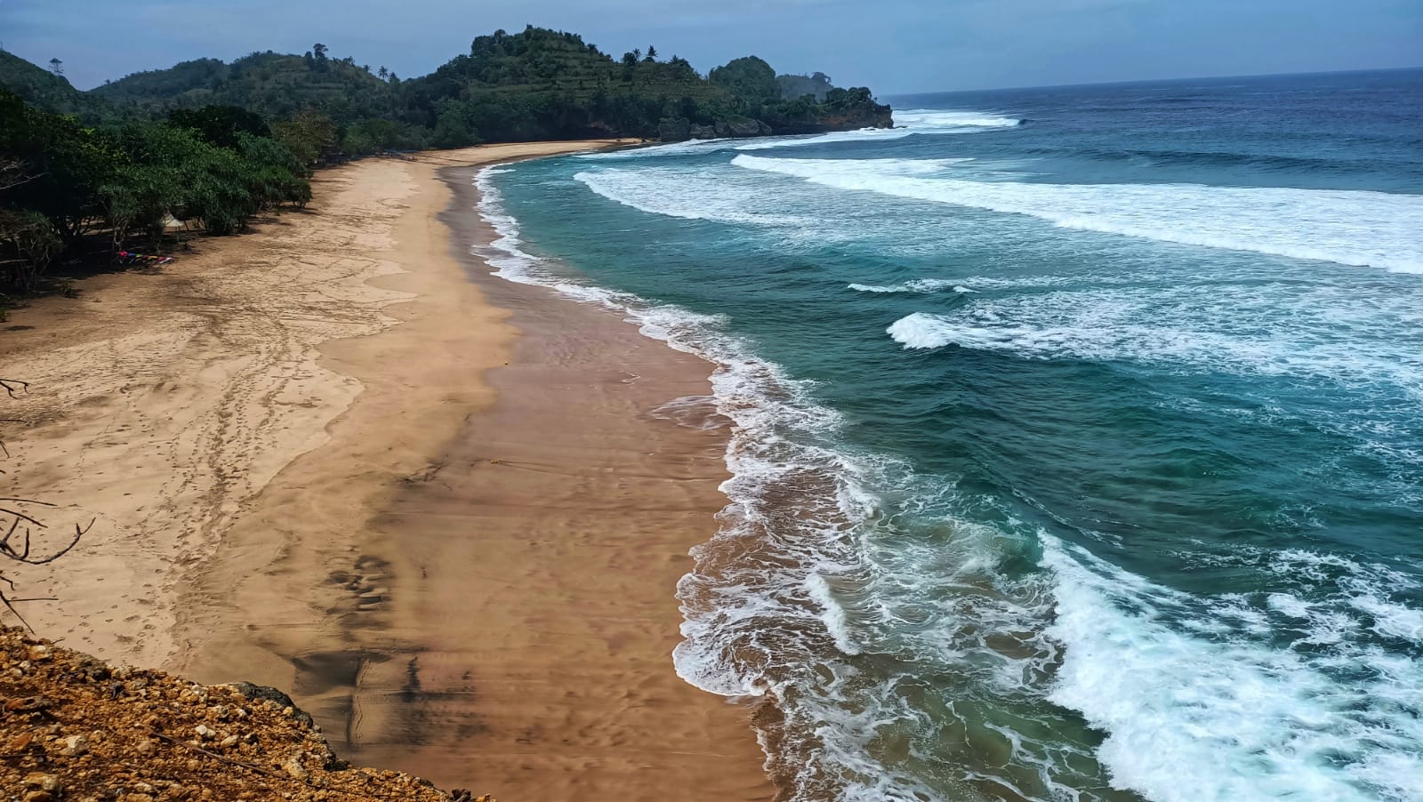 Lanskap Pantai Nganteb di Kecamatan Gedangan, Kabupaten Malang ini menjadi salah satu destinasi yang paling dirindukan oleh wisatawan. (Suharto/Radar Malang)