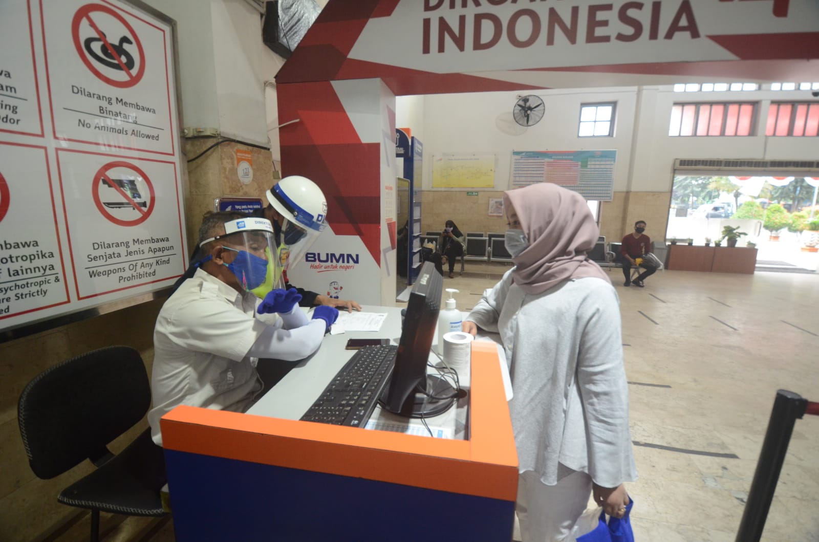 Petugas Stasiun Kota Baru Kota Malang memeriksa berkas kelengkapan calon penumpang, Sabtu (4/9). (Biyan/Radar Malang)