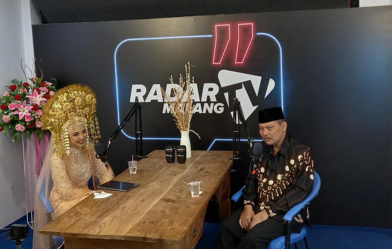 Ustad Anas Fauzi saat berbincang dalam pordcast Radar Malang TV, Kamis (9/9). (Andika Satria/Radar Malang)