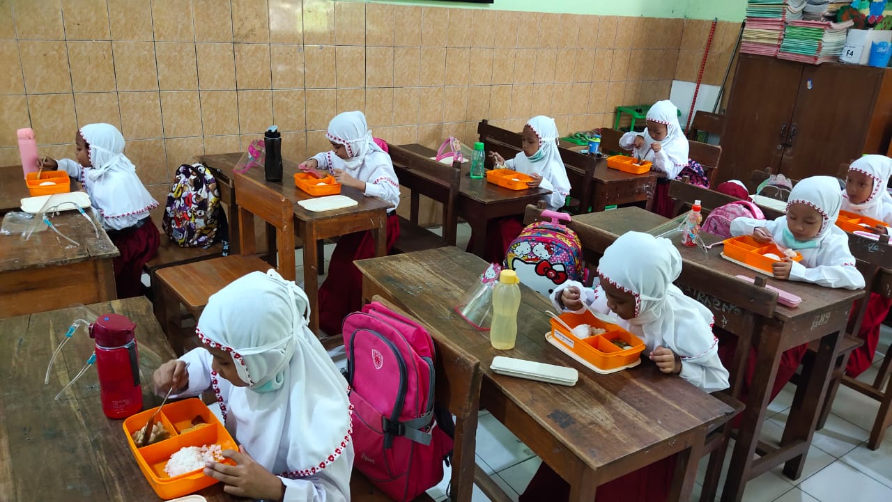 Para siswa kelas 1 di SDN Kasin Kota Malang. (Roisyatul/Radar Malang)