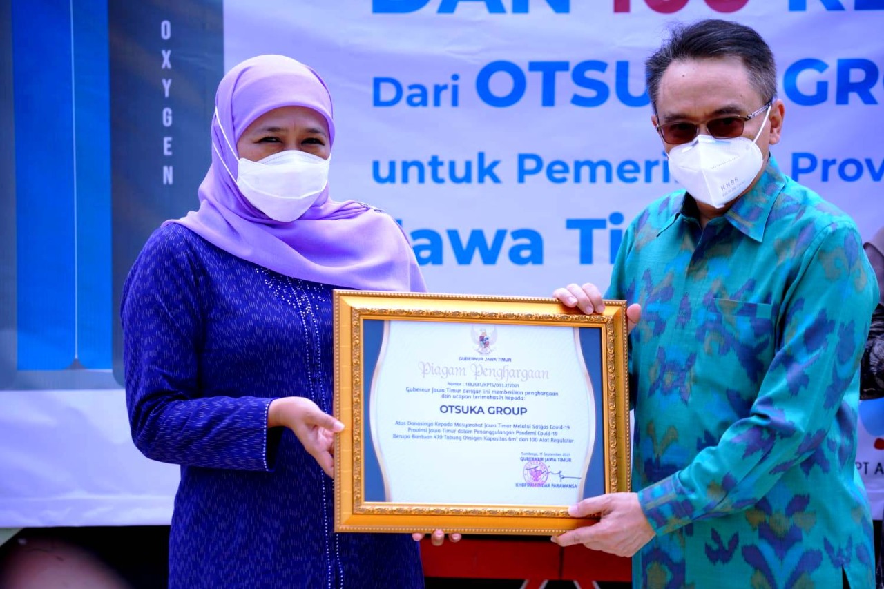 Gubernur Jawa Timur Khofifah Indar Parawansa menyerahkan piagam penghargaan pada Presiden Komisaris PT Amerta Indah Otsuka dan PT Otsuka Indonesia Roy Sparringa. (ist)