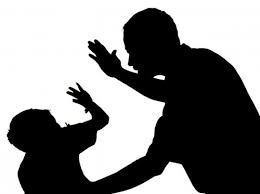 DIDUGA MENGGEBER MOTOR: Tersangka AP, 22, tiba-tiba menghajar Deni Purwanto, 23, saat sedang berkendara. Hal itu diduga Doni menggeber suara motor kearah AP pada (4/1/2023) lalu. Ilustrasi by JAWA POS RADAR MALANG.