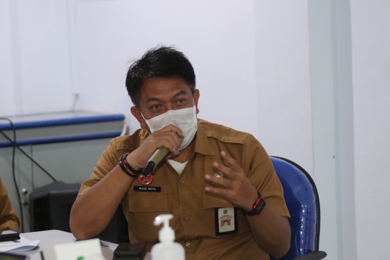 Kepala Bapenda Kabupaten Malang Dr Made Arya Wedanthara memberikan keringanan berupa pembebasan denda dan pengurangan pajak bagi WP di kabupaten. (Darmono/Radar Malang)