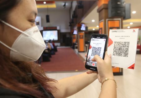 Ilustrasi konsumen sedang melakukan pembayaran melalui QRIS yang menjadi bagian dari penerapan e-tax di Kota Malang. (Darmono/Radar Malang)