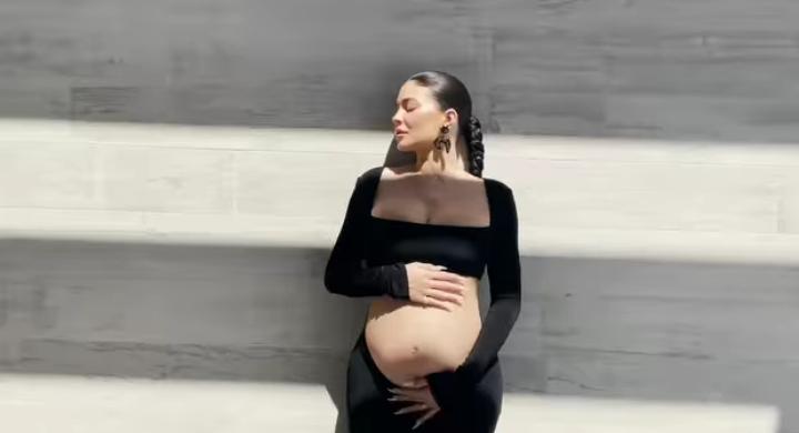 Kylie Jenner Saat Pamerkan Baby Bump Dalam Klip Video Singkat (Instagram @kyliejenner /ist)