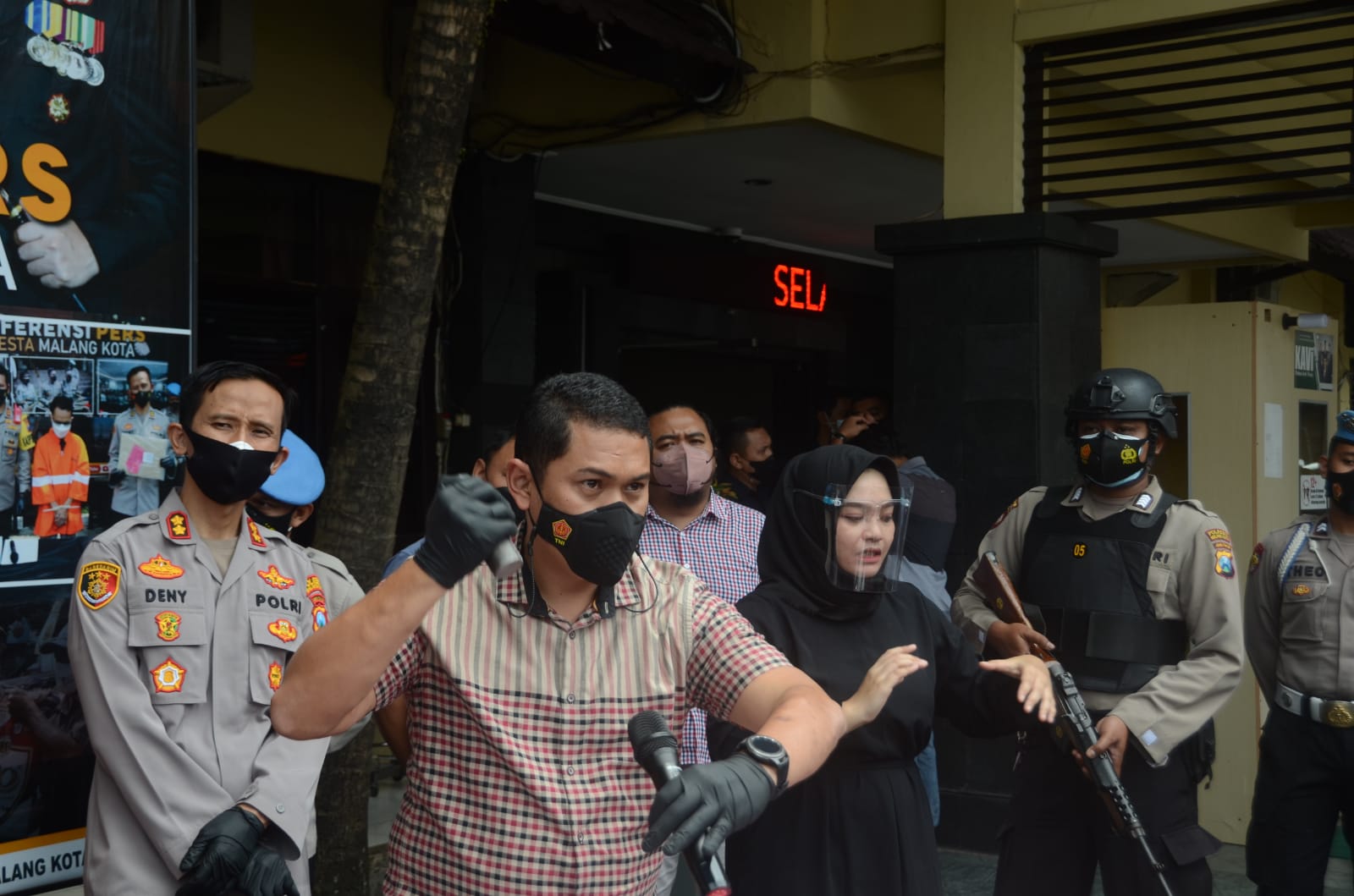 Kasat Reskrim Polresta Malang Kota Kompol Tinton Yudha Riambodo saat memperagakan cara tersangka menghabisi nyawa istrinya, Selasa (28/9).