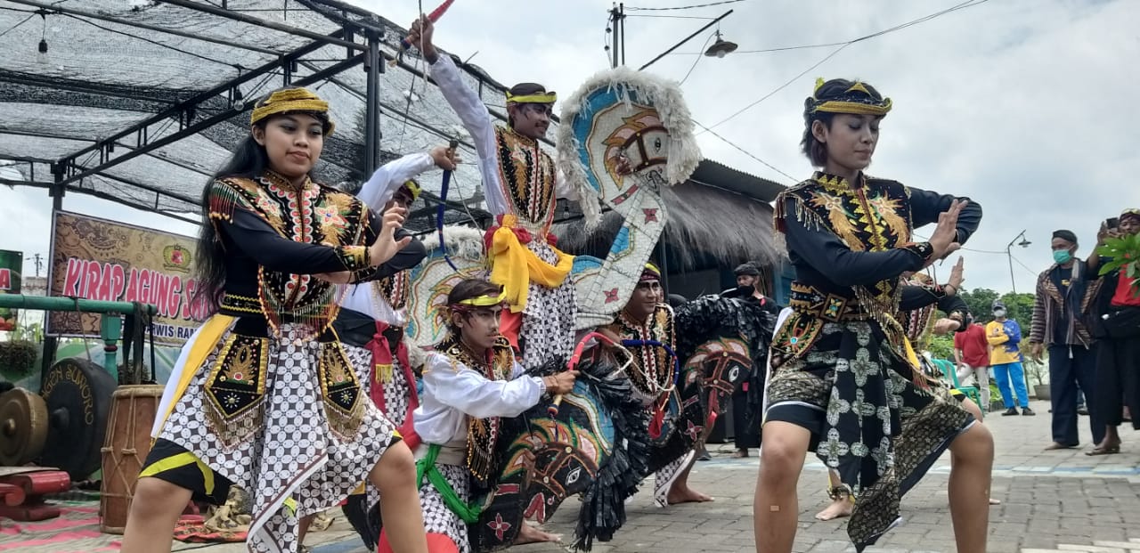 Pementasan jaranan pada Kirab Agung Satrio Turonggo Jati. (ist)