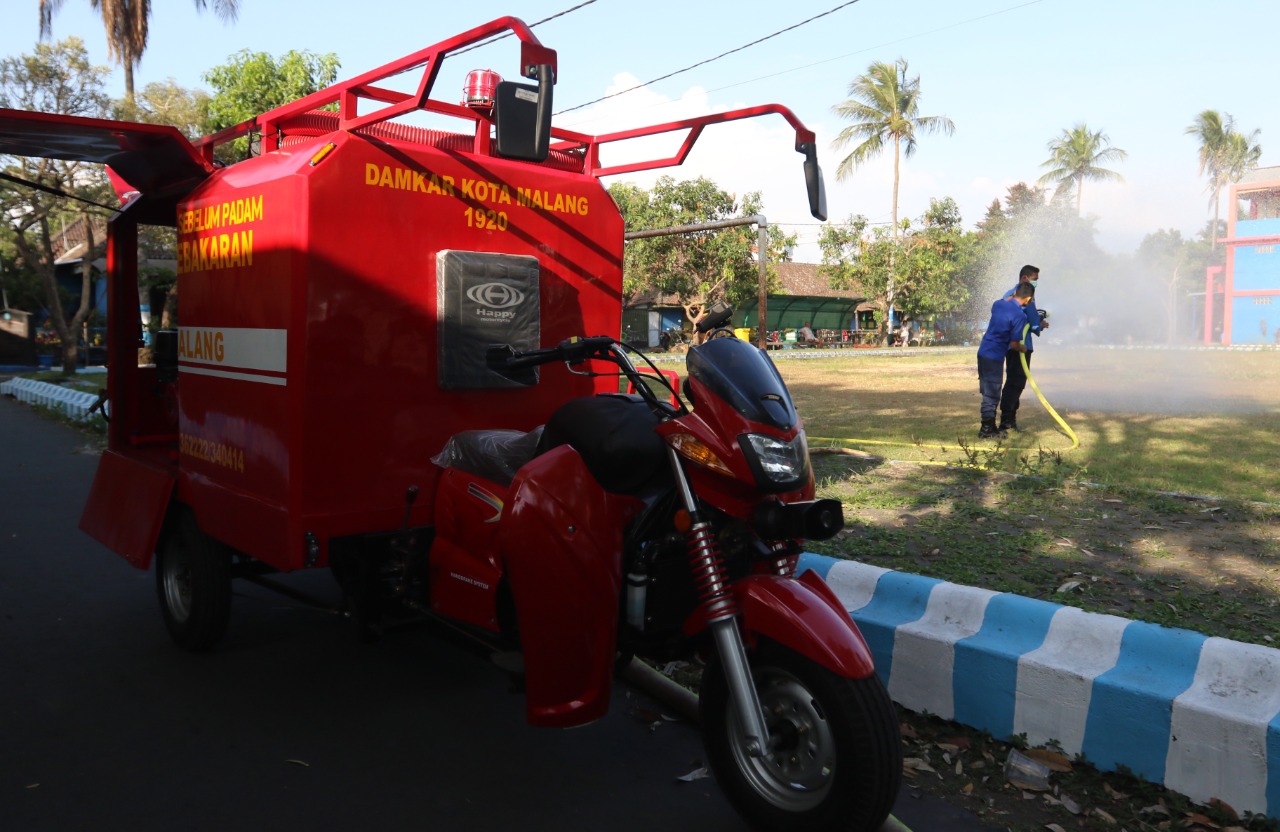 Kendaraan pemadam kebakaran dengan tiga roda ini menjadi inovasi UPT Damkar Kota Malang. (Darmono/Radar Malang)