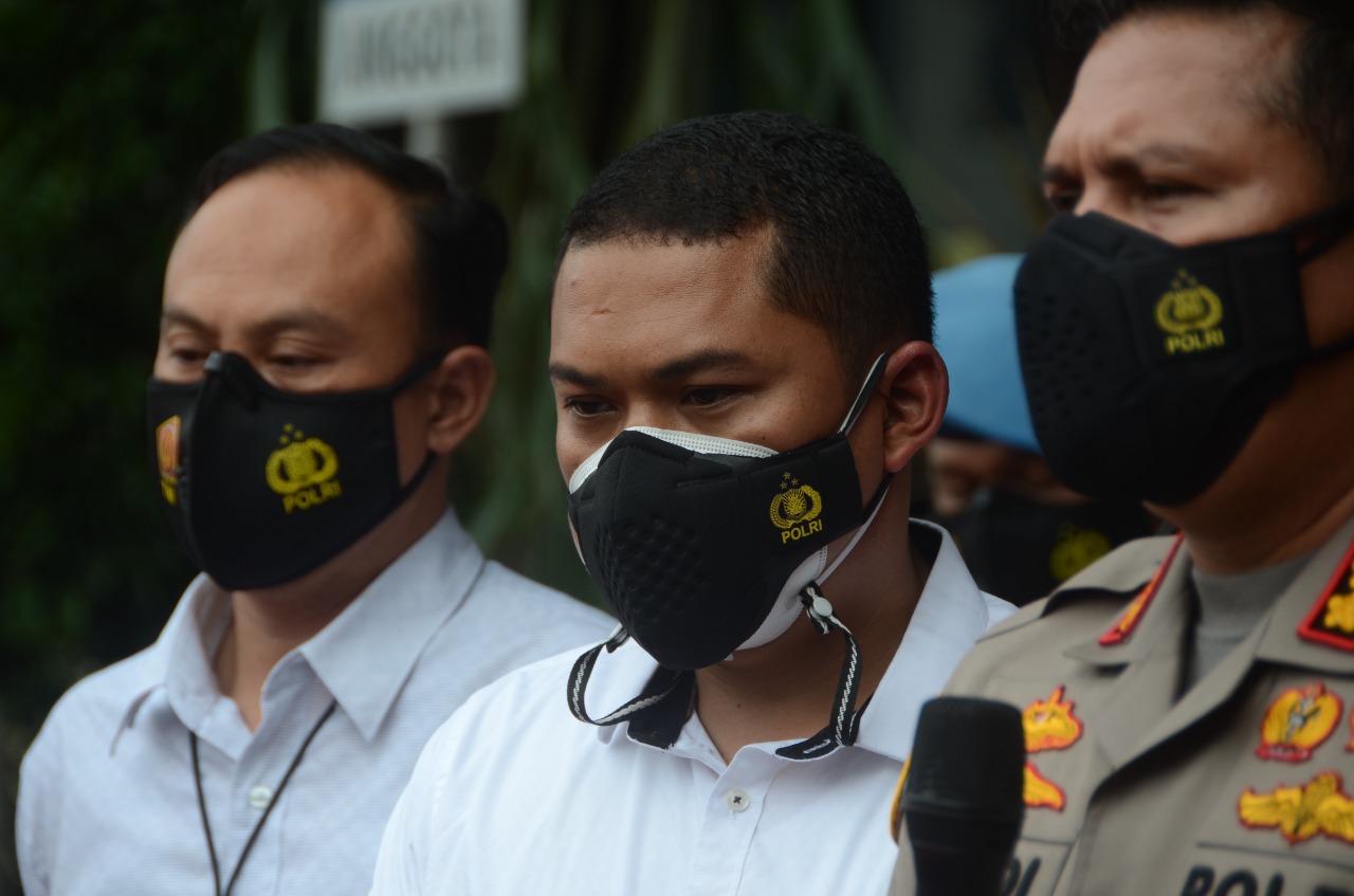 Kasat Reskrim Polresta Malang Kota, Kompol Tinton Yudha Riambodo (tengah). Biyan Mudzaky/Radar Malang)