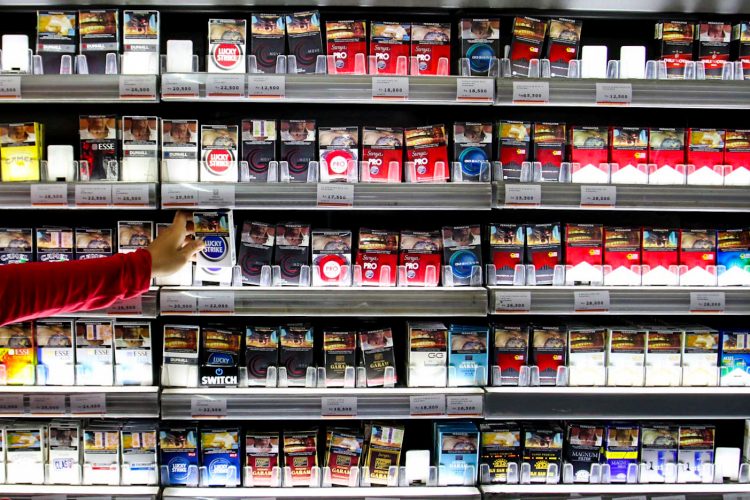 ILUSTRASI:Pajangan rokok di salah satu minimarket. (Dok/Jawapos)