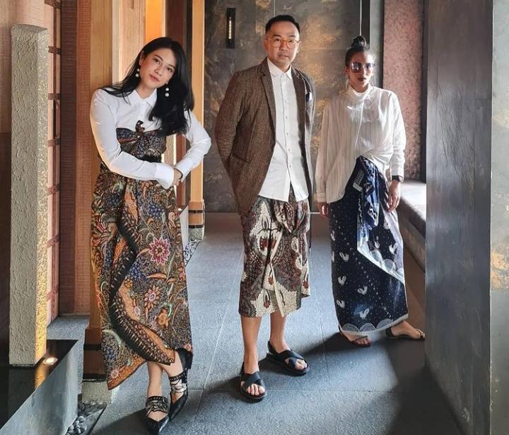 Dian Sastro Pose Bersama Kedua Rekannya Untuk Melestarikan Warisan Budaya Yakni Kain Batik (Instagram @therealdisastr/ist)