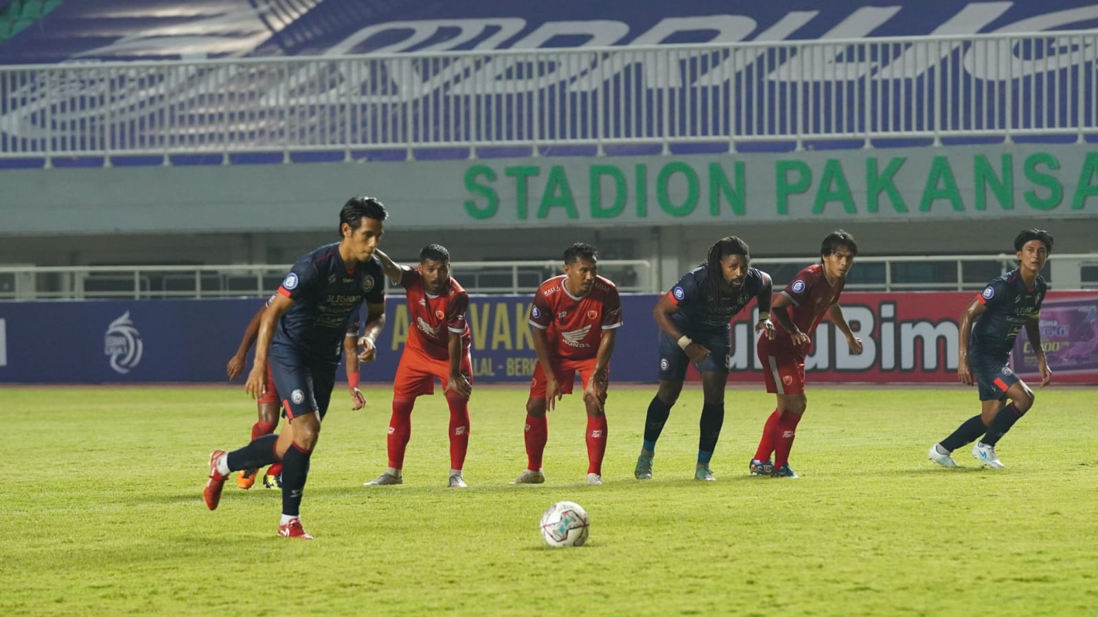 Pemain Arema Hanif Sjahbandi (paling kiri) saat melakukan tendangan pinalti dalam laga Arema FC melawan PSM Makassar, Minggu (5/9). (Media Officer Arema)