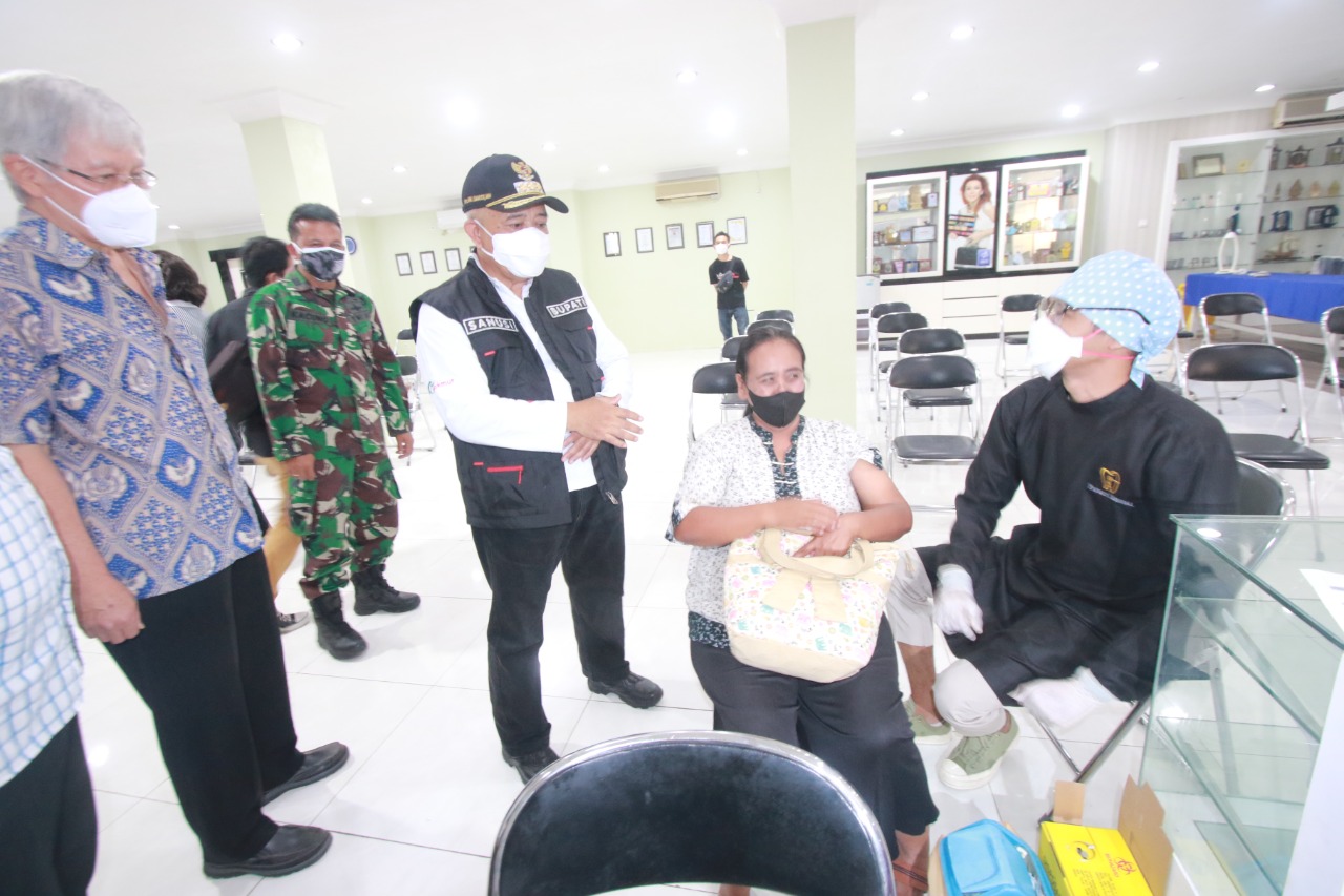 Direktur Utama PT Kosmetikatama Super Indah Ir Hernanto Wibowo (kiri) dan Bupati Malang H M Sanusi (tiga dari kiri) saat meninjau vaksinasi di Inez Cosmetics Sabtu (25/9). (Ist)