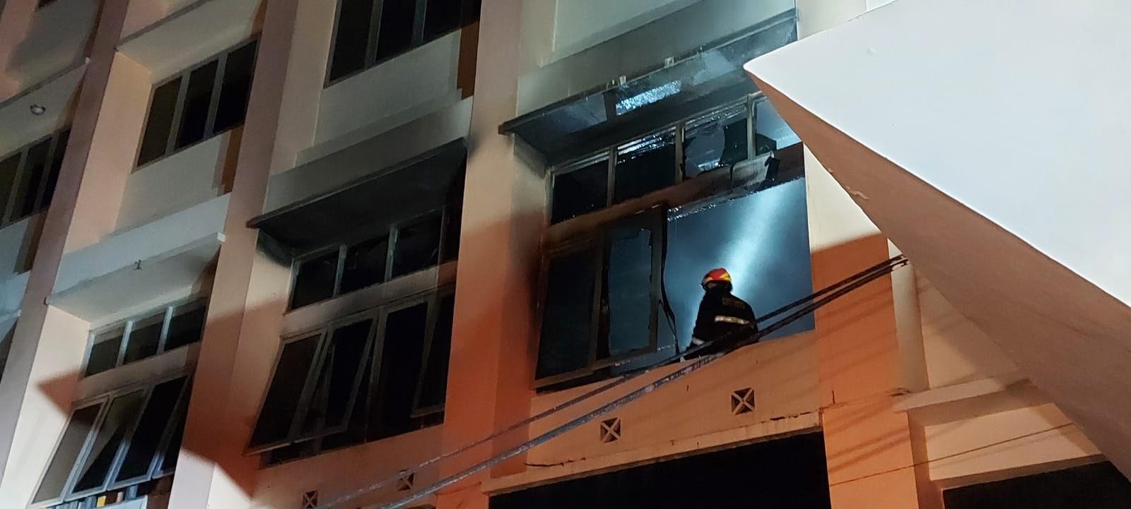 Petugas damkar Kota Malang berupaya memadamkan api yang membakar laboratorium Teknik Industri UB, Minggu (26/9) malam (Biyan Mudzaky/Radar Malang)