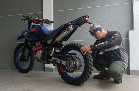 Ilustrasi persiapan sepeda motor sebelum diajak off-road (Istimewa)