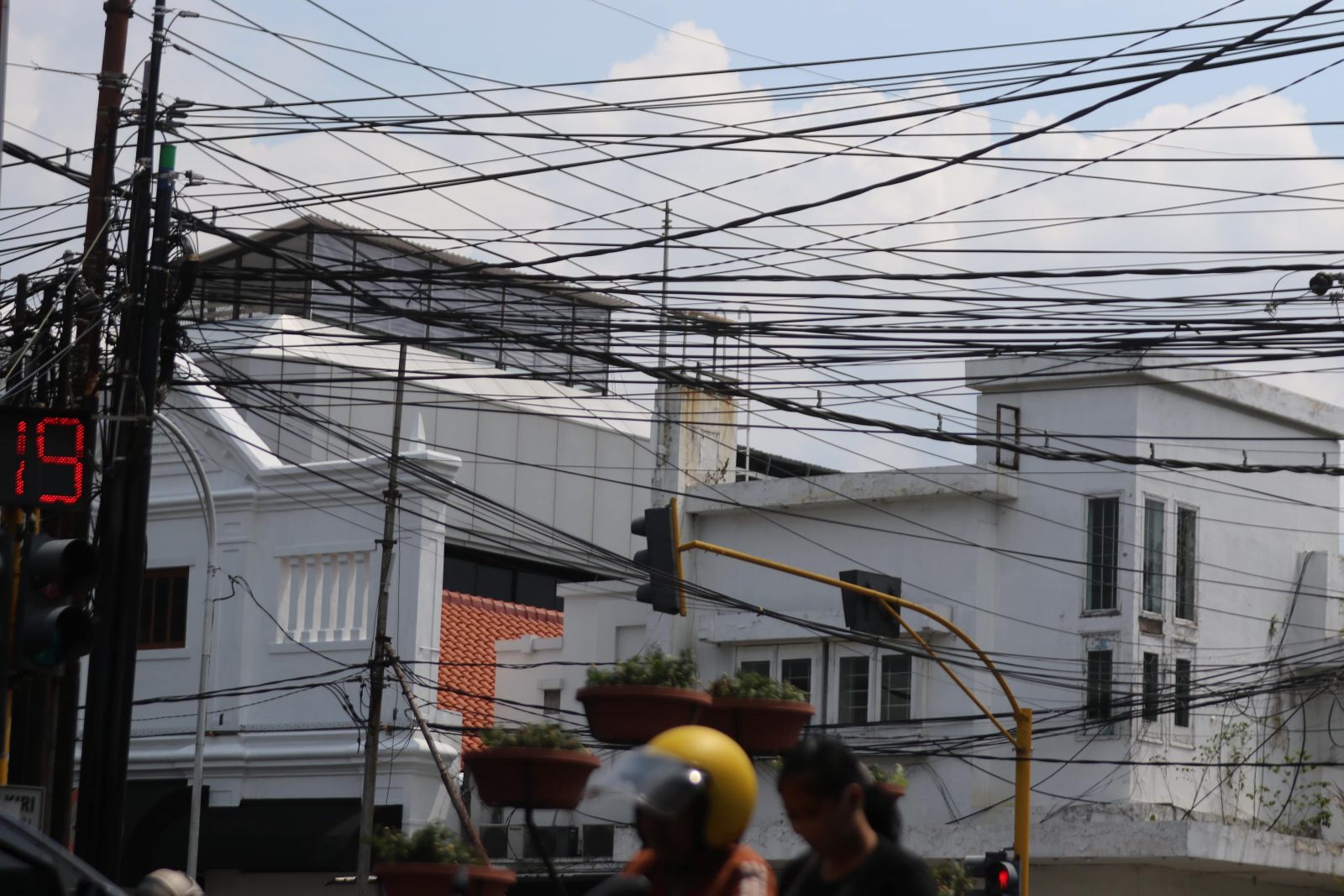 Kabel telepon ruwet di jalan protokol Kota Malang (Darmono/Radar Malang)
