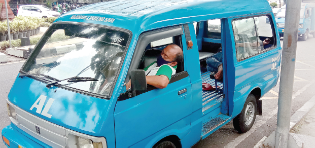 Angkutan online dan pandemi membuat pemasukan sopir angkot menurun drastis (Darmono/Radar Malang)