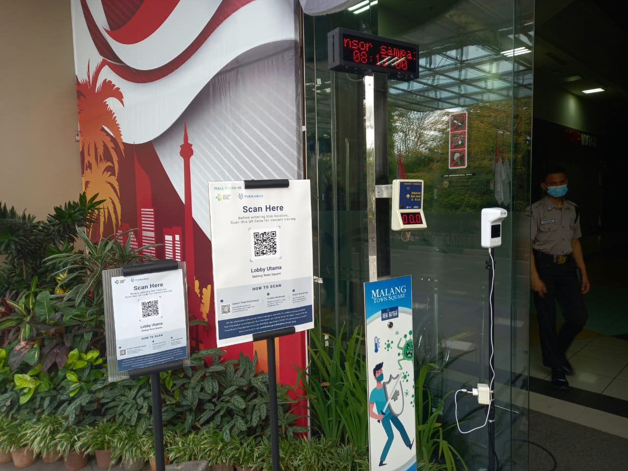 QRcode terpampang di salah satu mal. Pengunjung wajib scan QRcode tersebut sebelum masuk ke dalam mal (Andika Satria Perdana/Radar Malang)