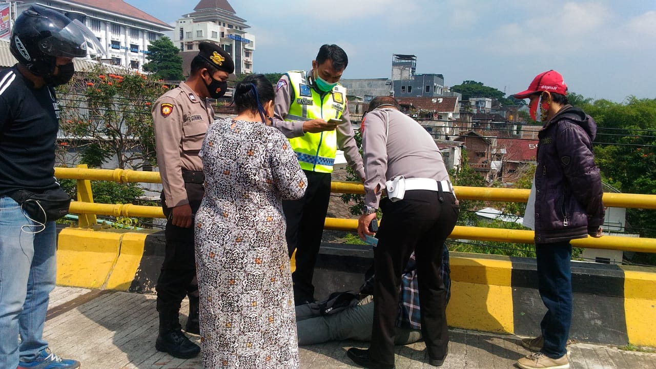 Proses evakuasi MN yang nyaris lompat dari Jembatan Suhat, Kota Malang (ist)