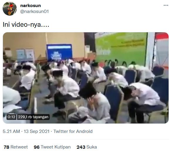 Tangkapan layar Twitter yang menunjukkan santri menutup telinga ketika mendengar musik (ist)