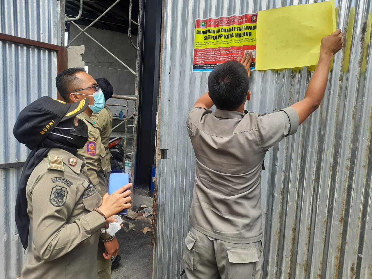 Satpol PP Kota Malang menyegel bangunan yang tak ber-IMB (Satpol PP Kota Malang/ist)