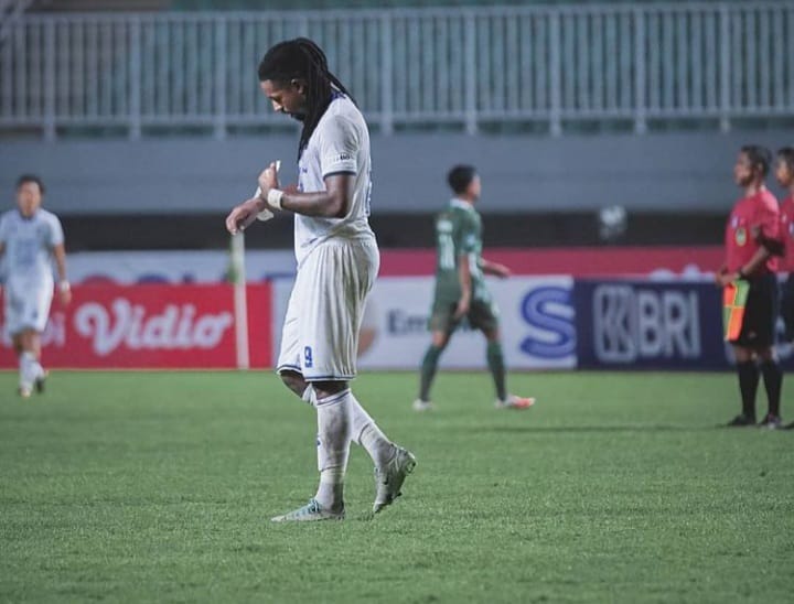 Pemain Arema FC, Carlos Fortes Kecewa karena timnya kalah saat melawan PS Sleman (ist)