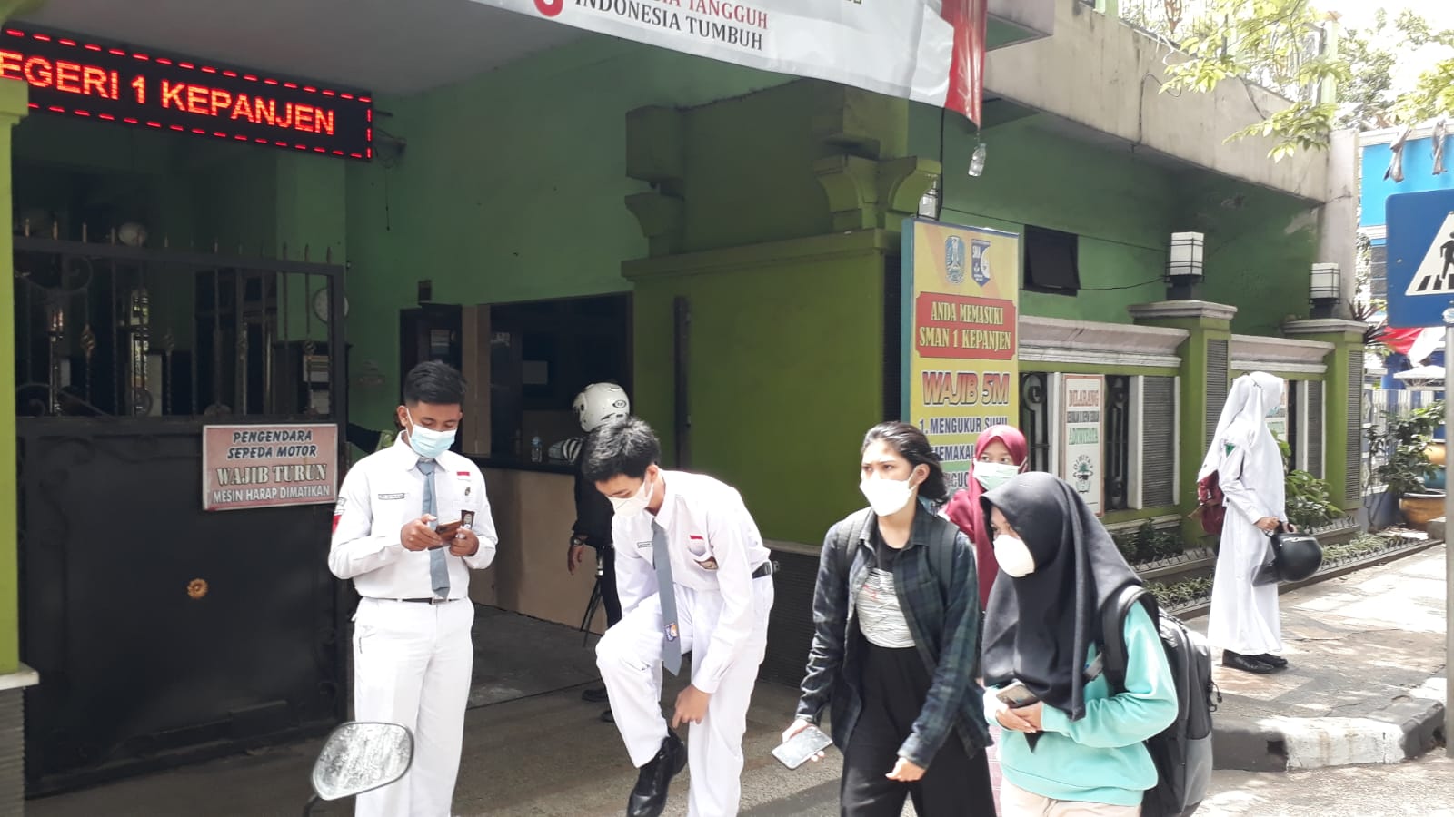 Pelajar SMAN 1 Kepanjen mengikuti PTM yang digelar secara terbatas (Ubaidillah/Radar Malang)
