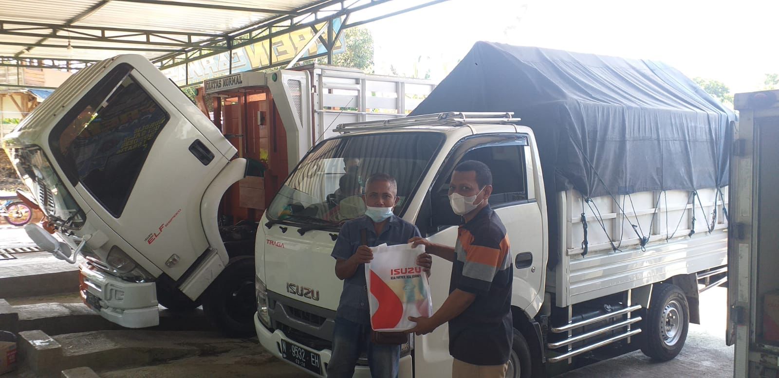 Astra Isuzu Malang memberikan servis gratis untuk 40 pelanggan hasil laut, khususnya truk dan pikap di Pantai Sen dangbiru, Kabupaten Malang Minggu (26/9).(ist)