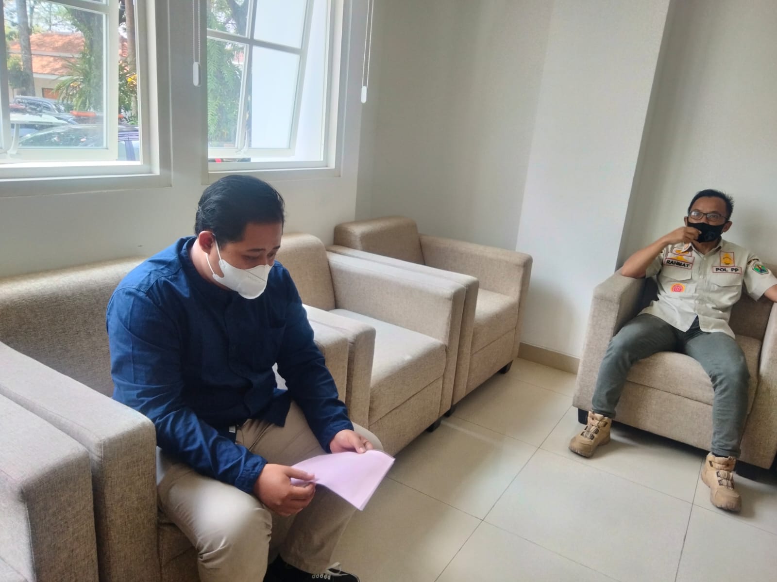 Pengelola Cafe Preston.co, Aldino (kiri) saat memenuhi panggilan Satpol PP Kota Malang (Biyan Mudzaky/Radar Malang)