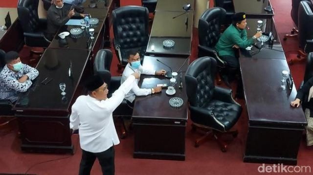 Bupati Solok mengamuk di sidang paripurna DPRD (detikcom/ist)
