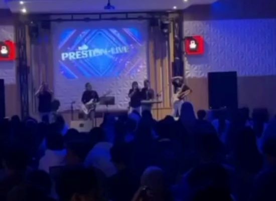 Suasana di dalam café yang dijubeli pengunjung dan melanggar prokes. Diduga kejadian tersebut berlangsung Jumat (24/9) lalu. (ist)