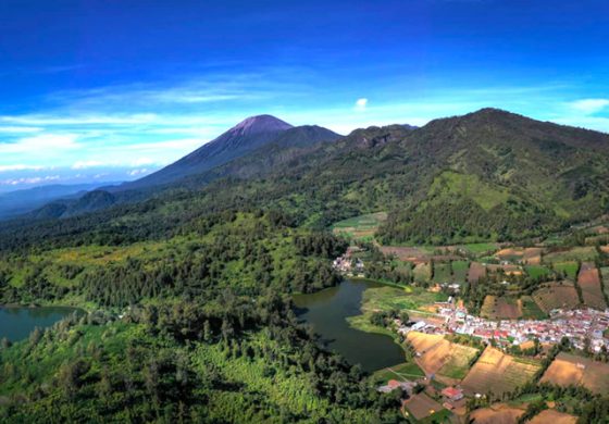 Landsekap keindahan kawasan Ranu Pani yang berada di deretan gugusan dataran tinggi yang mengarah ke Gunung Semeru. Di kawasan ini terdapat satu lagi danau, yakni Ranu Regulo. (Atieson Mariqbal/Jawa Pos Radar Semeru)