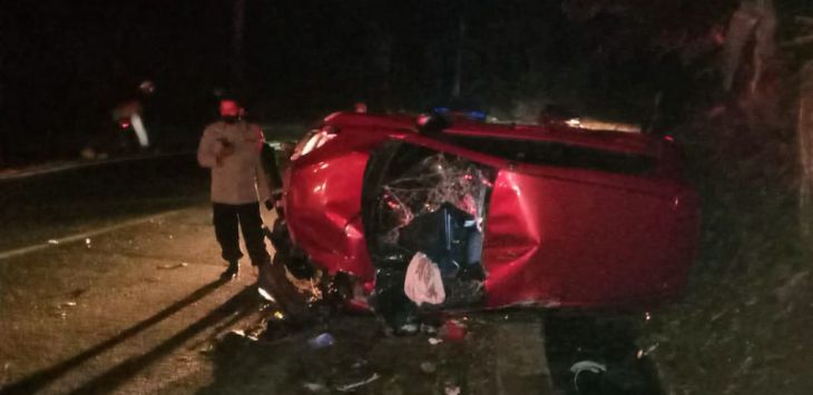 Kondisi mobil Honda Brio usai mengalami kecelakaan di Jalan Raya Cugenang, Kabupaten Cianjur, Minggu (12/9) dini hari tadi. (ist)